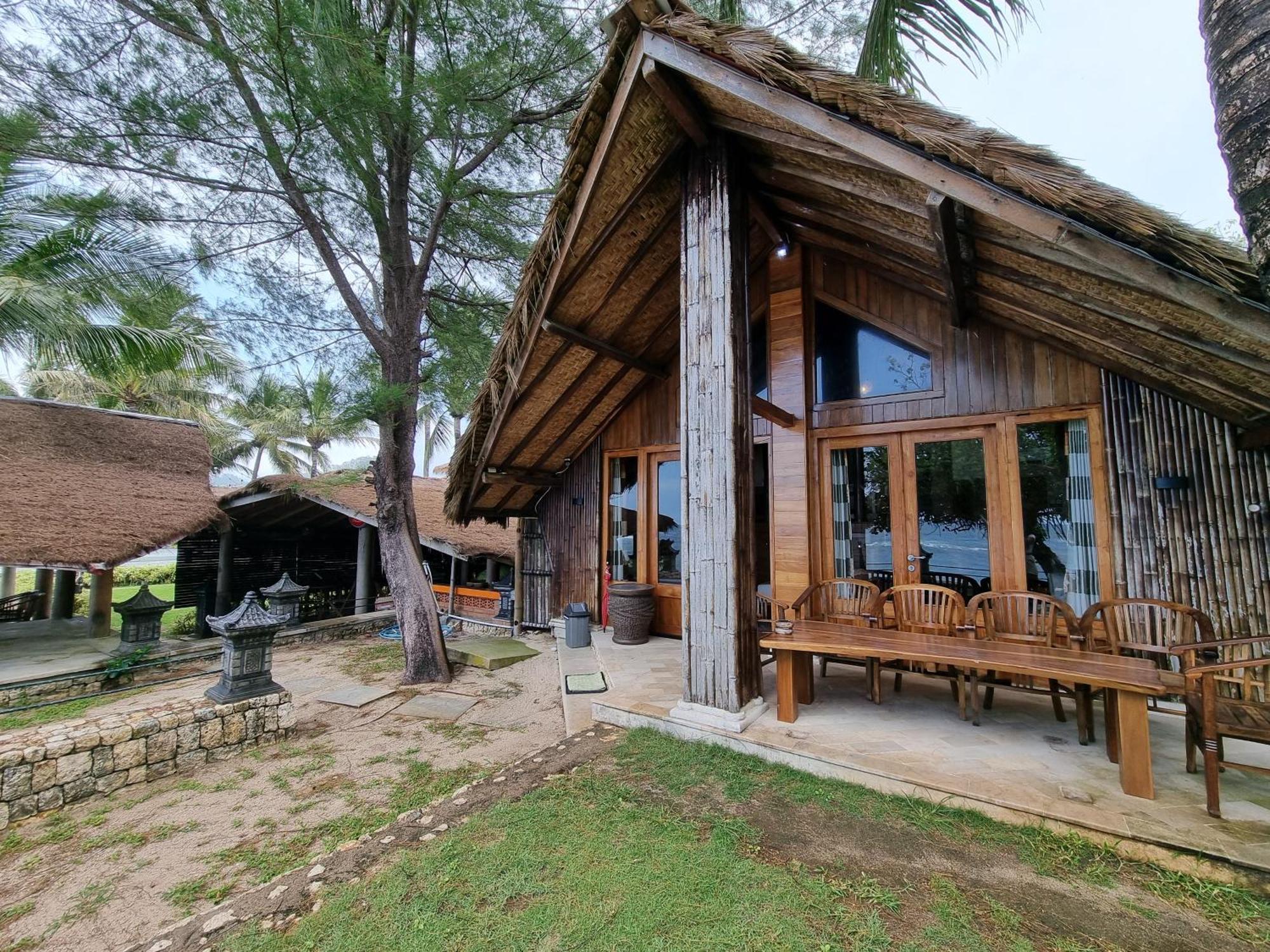 Istana Ombak Eco Resort Pacitan Eksteriør billede