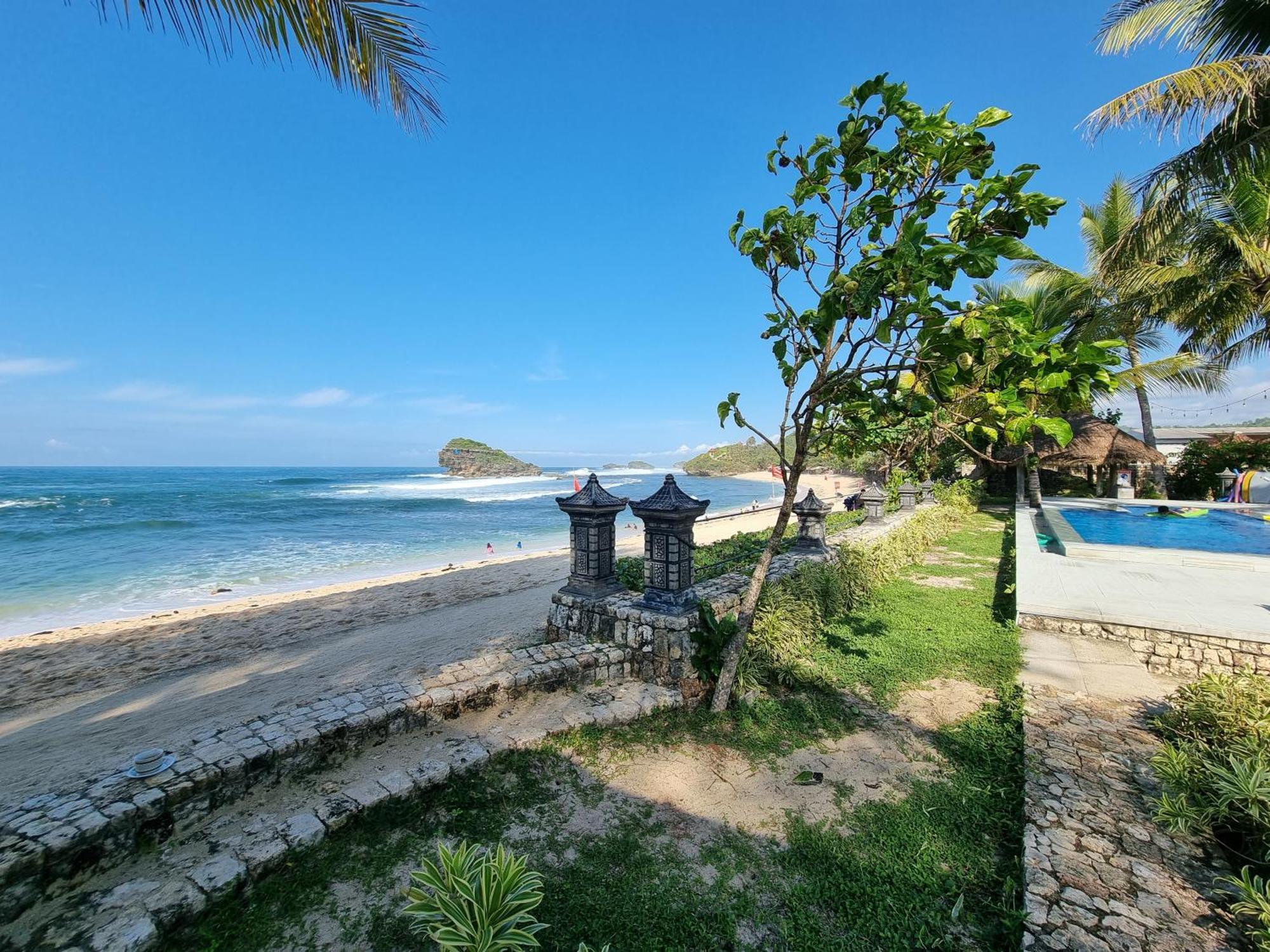 Istana Ombak Eco Resort Pacitan Eksteriør billede