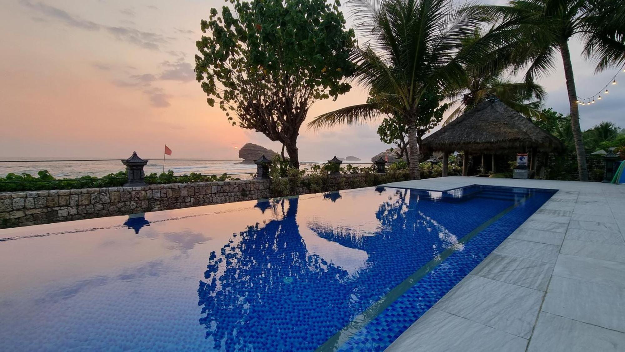 Istana Ombak Eco Resort Pacitan Eksteriør billede