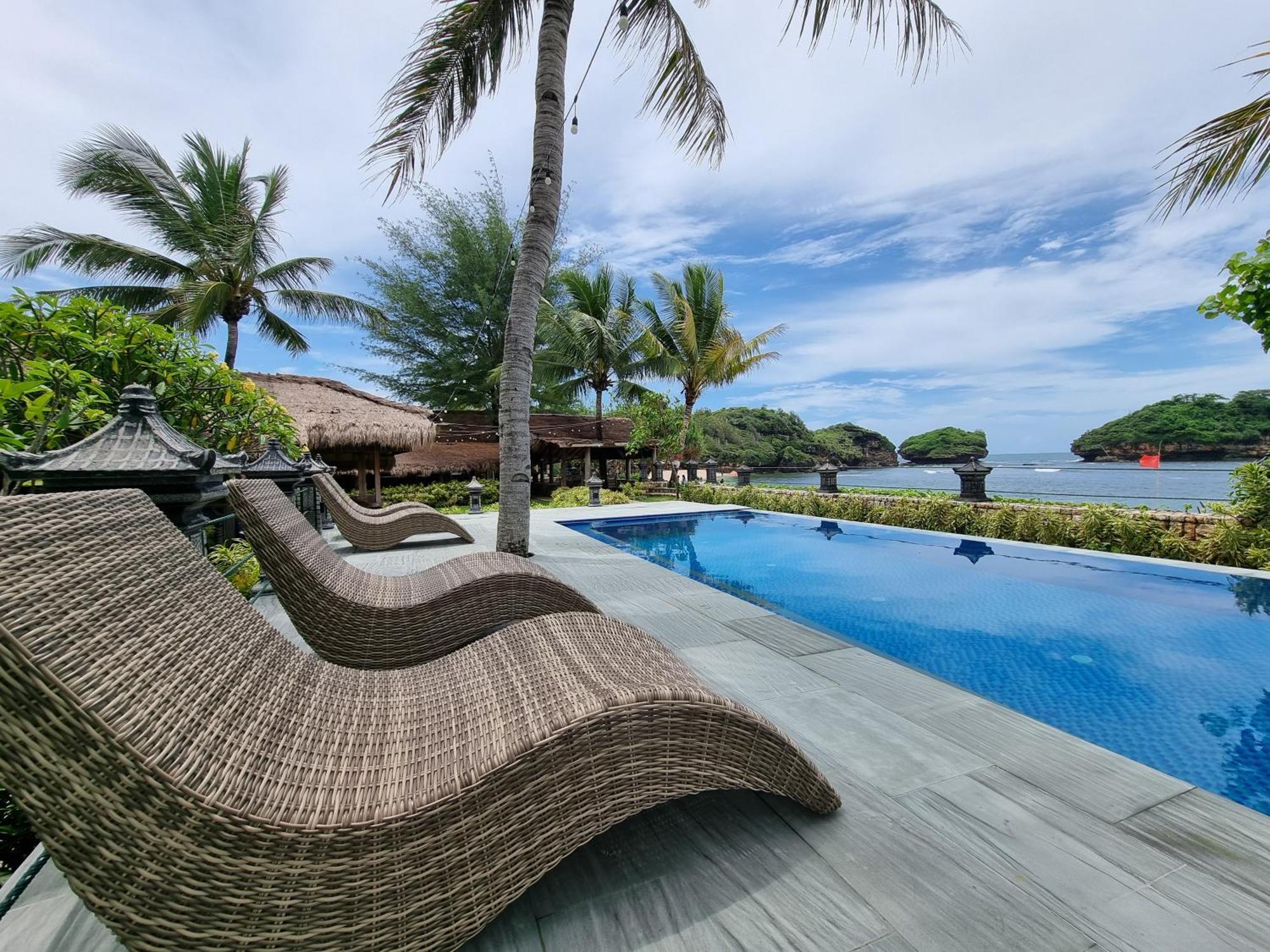 Istana Ombak Eco Resort Pacitan Eksteriør billede