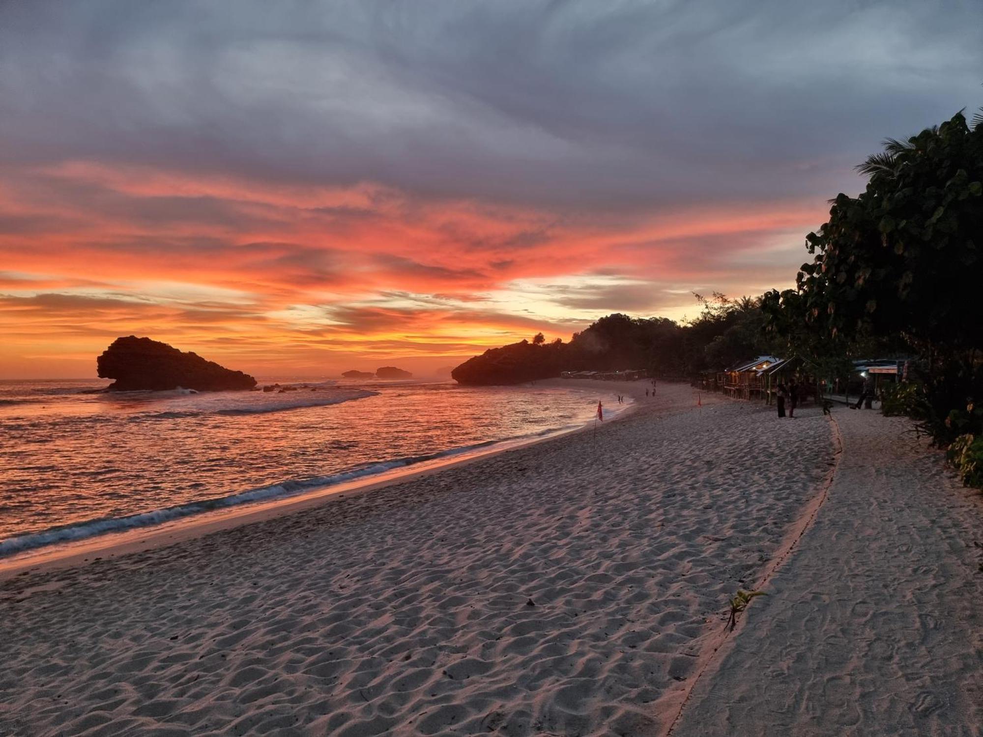 Istana Ombak Eco Resort Pacitan Eksteriør billede